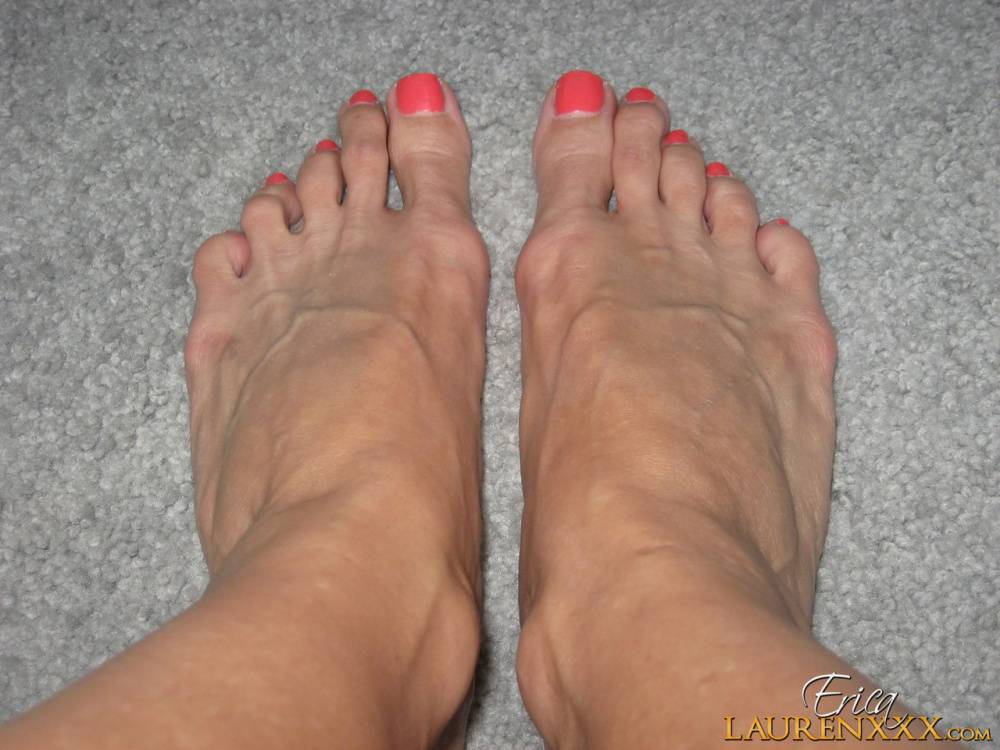 Sexy pornstar Erica Lauren flaunts painted sexy toes in sandals & bare - #11