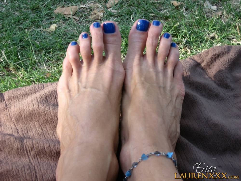 Sexy pornstar Erica Lauren flaunts painted sexy toes in sandals & bare - #1
