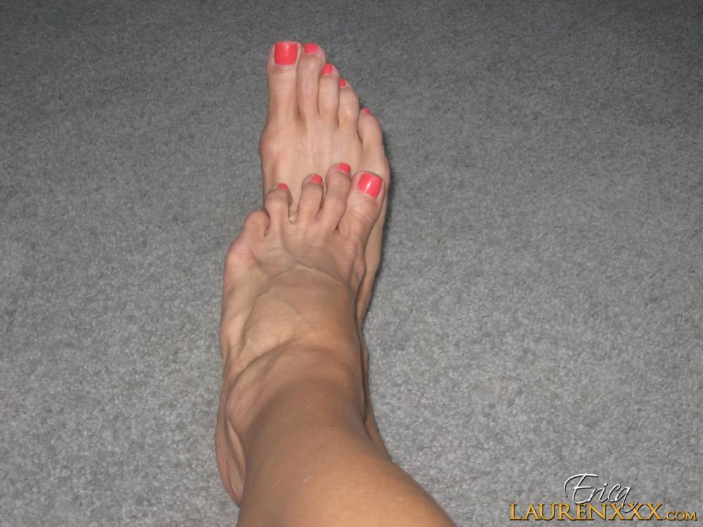 Sexy pornstar Erica Lauren flaunts painted sexy toes in sandals & bare - #9