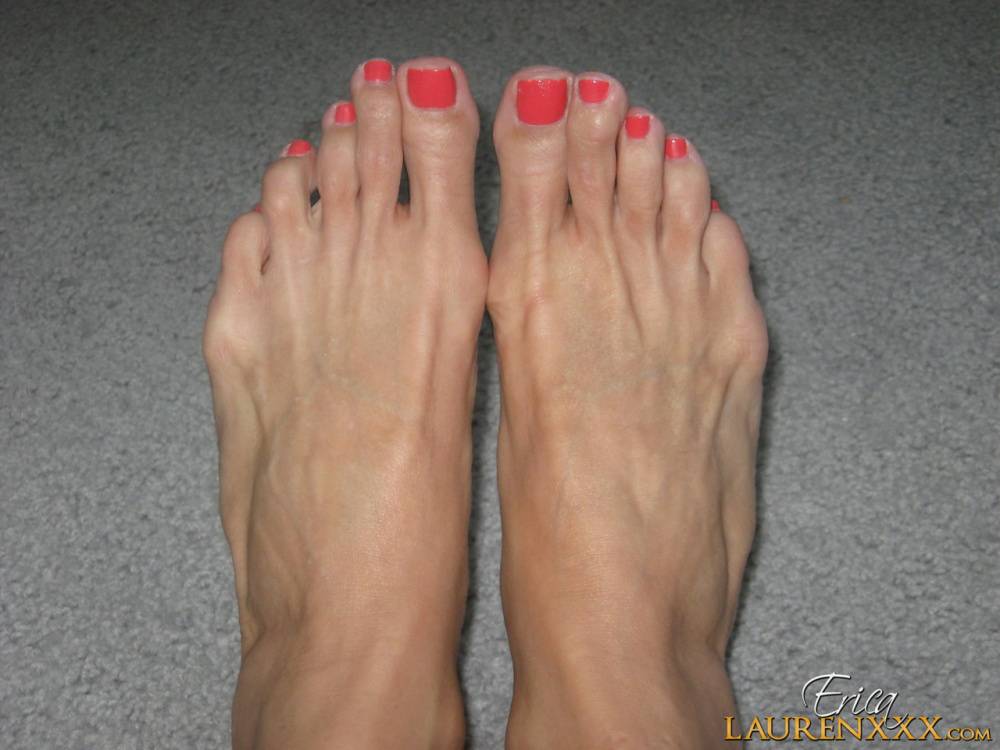 Sexy pornstar Erica Lauren flaunts painted sexy toes in sandals & bare - #8