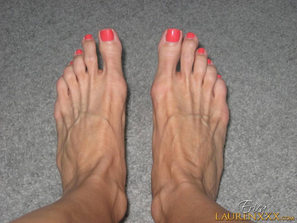 Sexy pornstar Erica Lauren flaunts painted sexy toes in sandals & bare - #14
