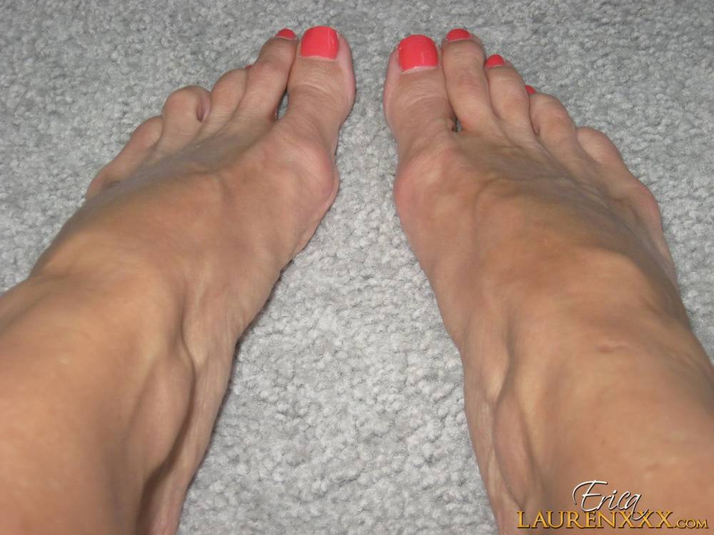 Sexy pornstar Erica Lauren flaunts painted sexy toes in sandals & bare - #13