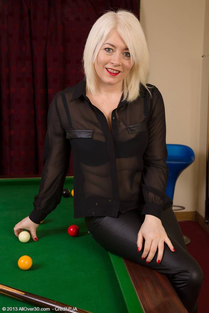 Gorgeous chubby Amber Jewell peeling to spread on her knees on the pool table - #13