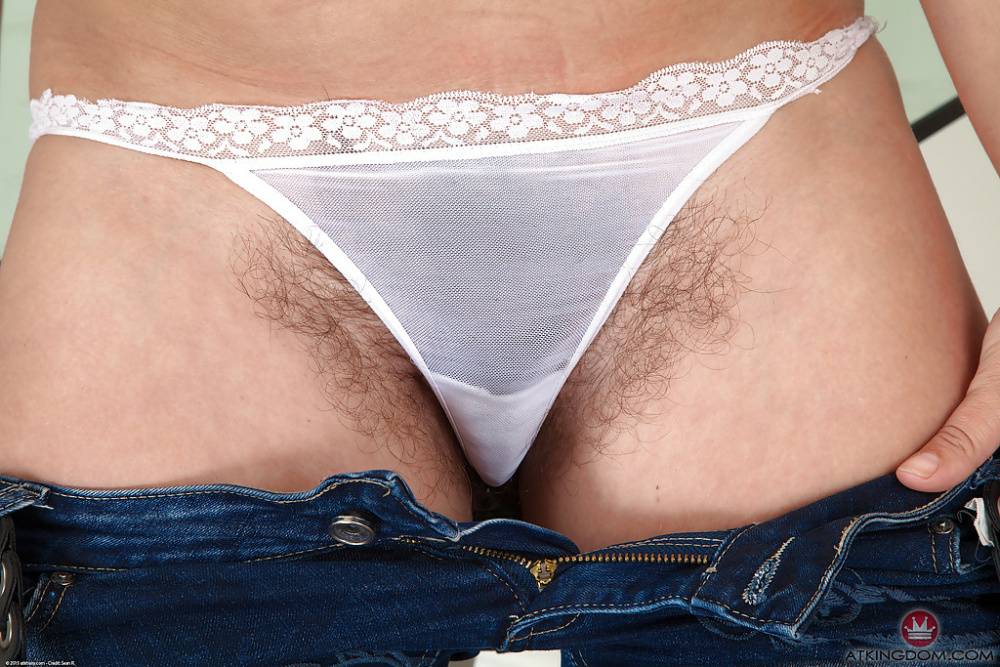 Aged Euro dame Elle Macqueen strips off jeans and boots to expose hairy cunt - #8