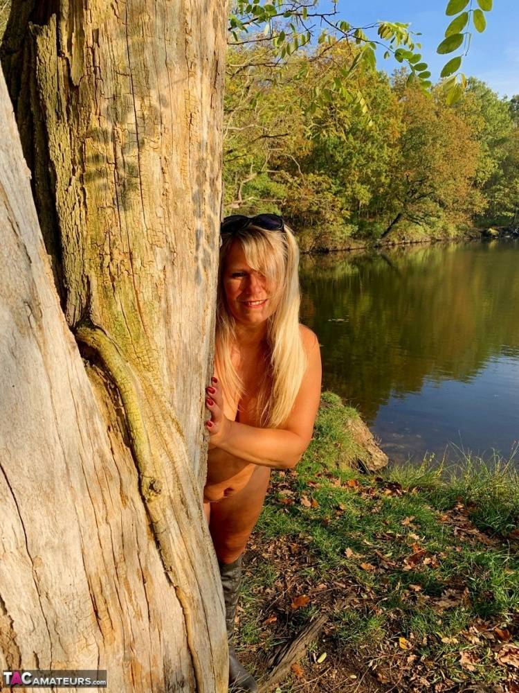 Blonde amateur Sweet Susi models naked in black leather boots near a lake - #3