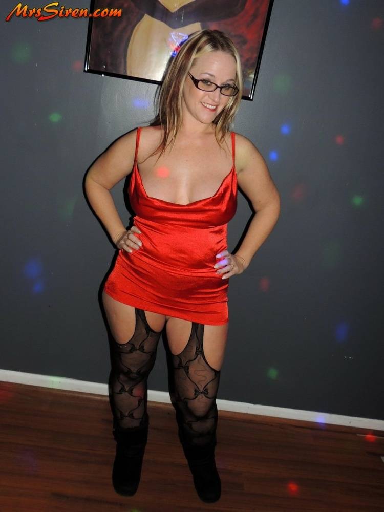 Dirty blonde amateur Dee Siren dons glasses before sucking cocks - #2