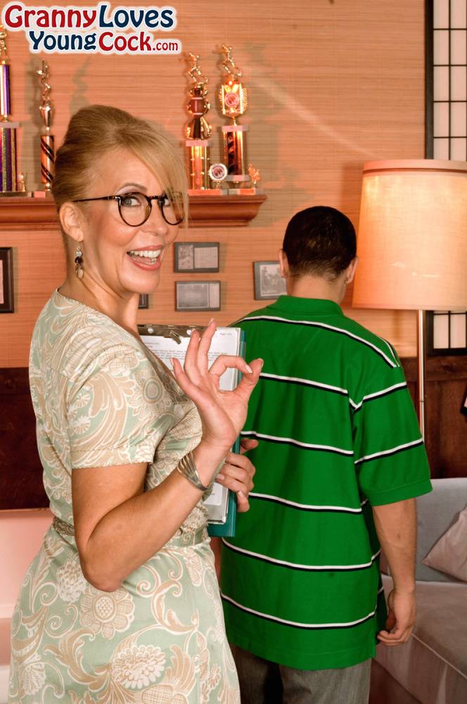 Hot mom Erica Lauren facesitting a young man she's supposed to be tutoring - #15