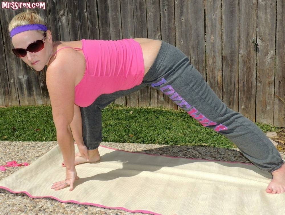 Barefoot amateur Dee Siren exposes her big ass while doing yoga next to a pool - #12