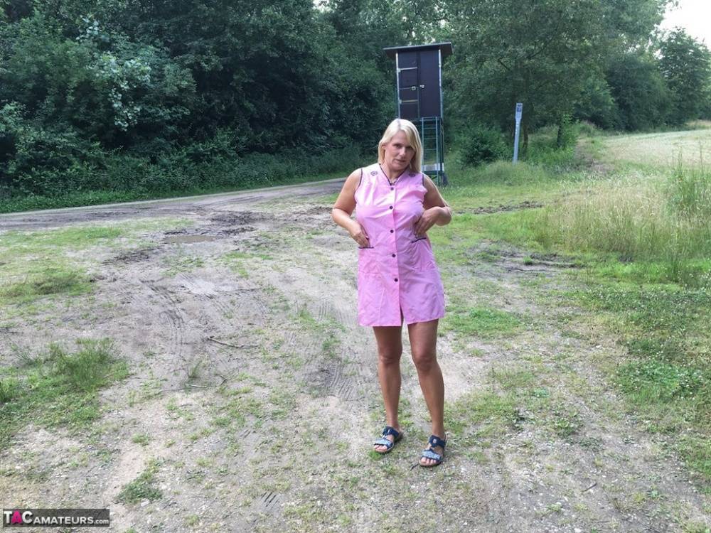 Older blonde amateur Sweet Susi exposes herself in a rural driveway - #15