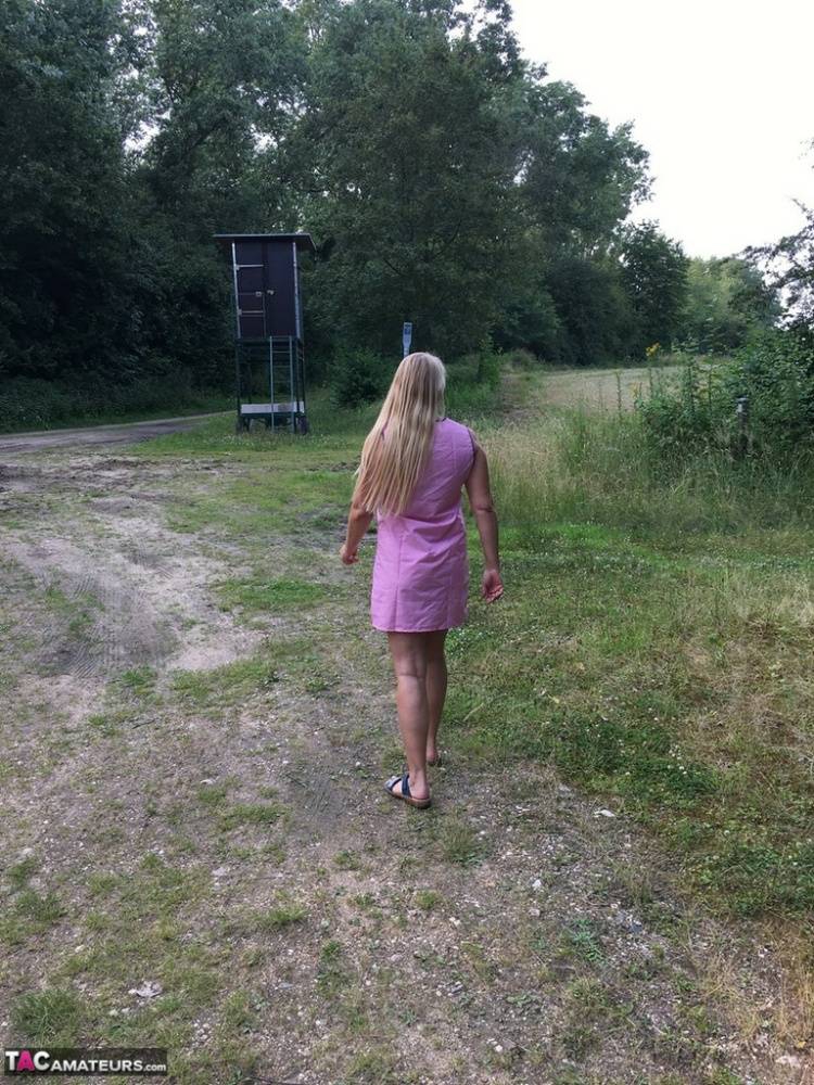 Older blonde amateur Sweet Susi exposes herself in a rural driveway - #13