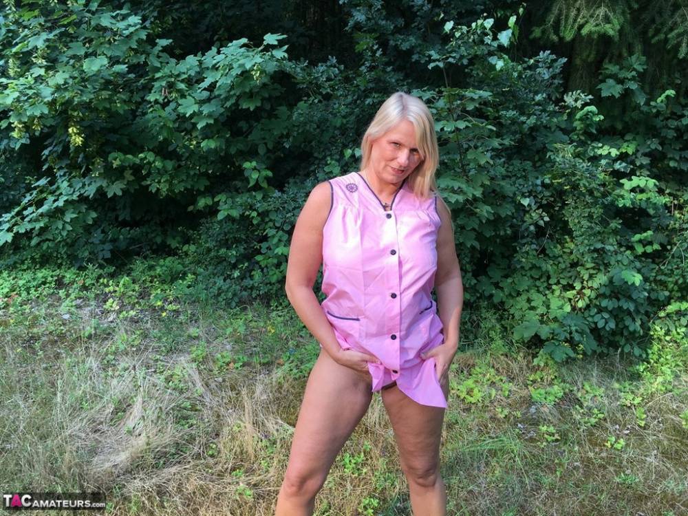 Older blonde amateur Sweet Susi exposes herself in a rural driveway - #9