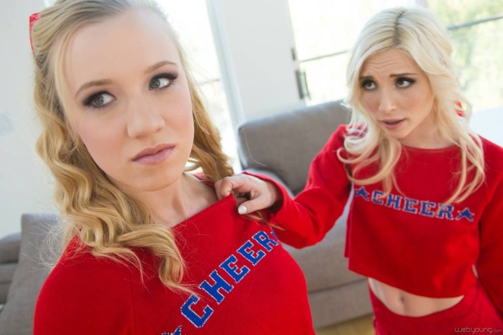 Teen cheerleaders Piper Perri & Bailey Brooke trib pussies with aid of sex toy - #5