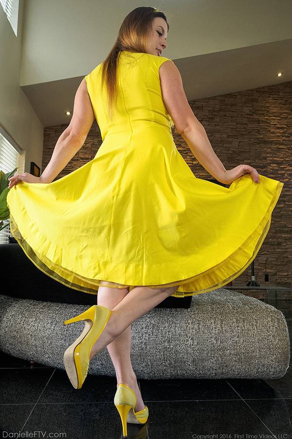 Natural redhead hikes up her yellow dress to expose her ass and snatch - #3