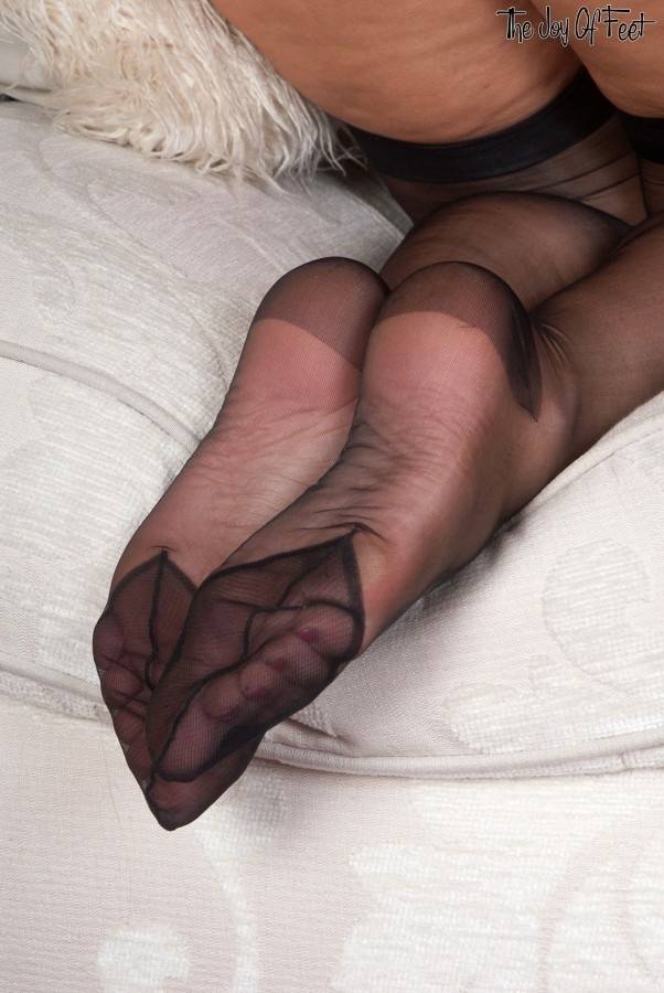 Mature slut Amy flaunts sexy feet in black nylons and peels to show bare toes - #12