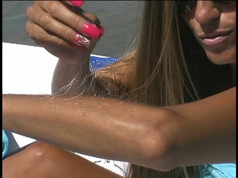 MILF Lori Anderson shows close up of her extremely long arm hair on the beach - #7