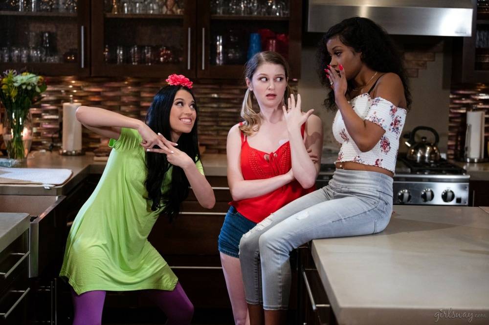 White girls have lesbian sex on their black friend's kitchen counter - #3
