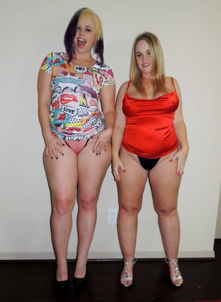 Fat girls Dee Siren & Virgo Peridot show off their huge butts before kissing - #10