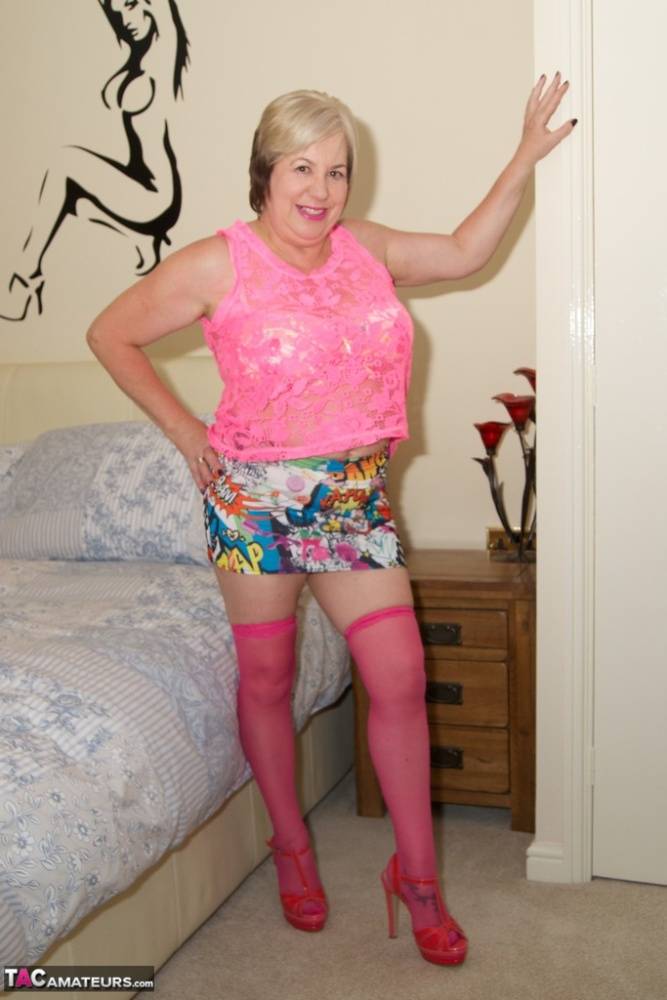 Overweight granny Speedybee dildos her pussy in pink stockings - #3