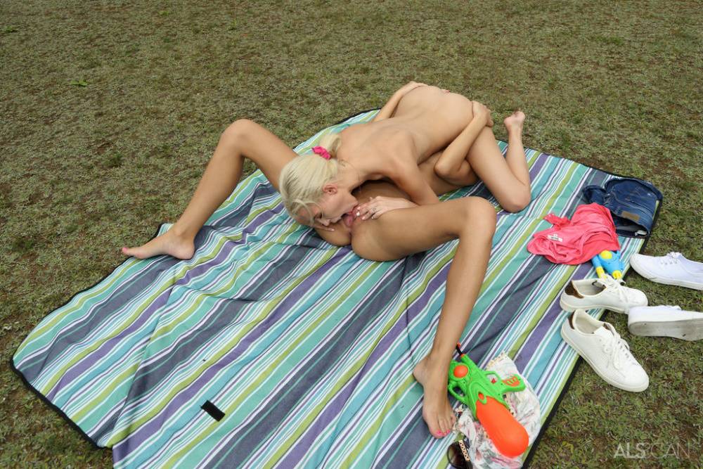 Slim teens Cindy Shine & Kiara Cole share double dildo after a water fight - #7