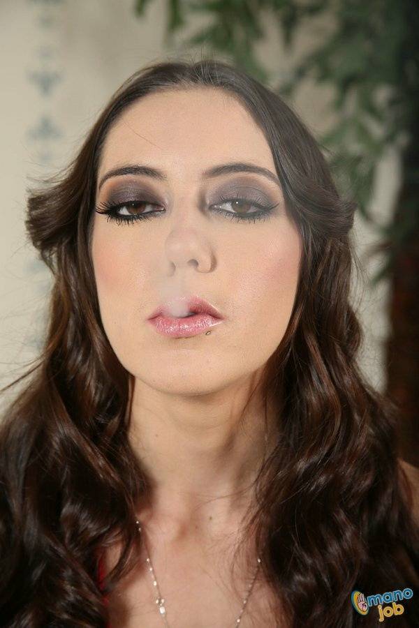 Busty chick Bella-Nikole Black puffs on a smoke before a POV handjob & blowjob - #9