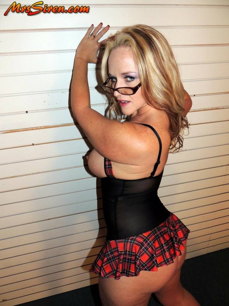 Amateur BBW Dee Siren flaunts her big ass in revealing lingerie and red heels - #15