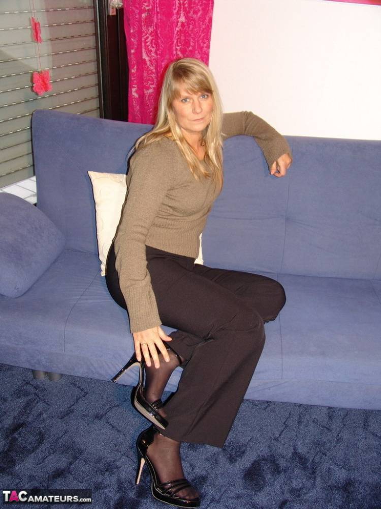 Blonde amateur Sweet Susi dildos her vagina in nylon socks and heels - #10