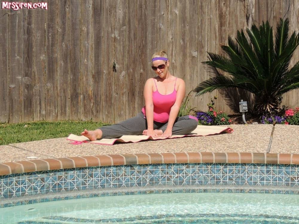 Amateur chick Dee Siren slips yoga pants over her huge ass in the backyard - #7