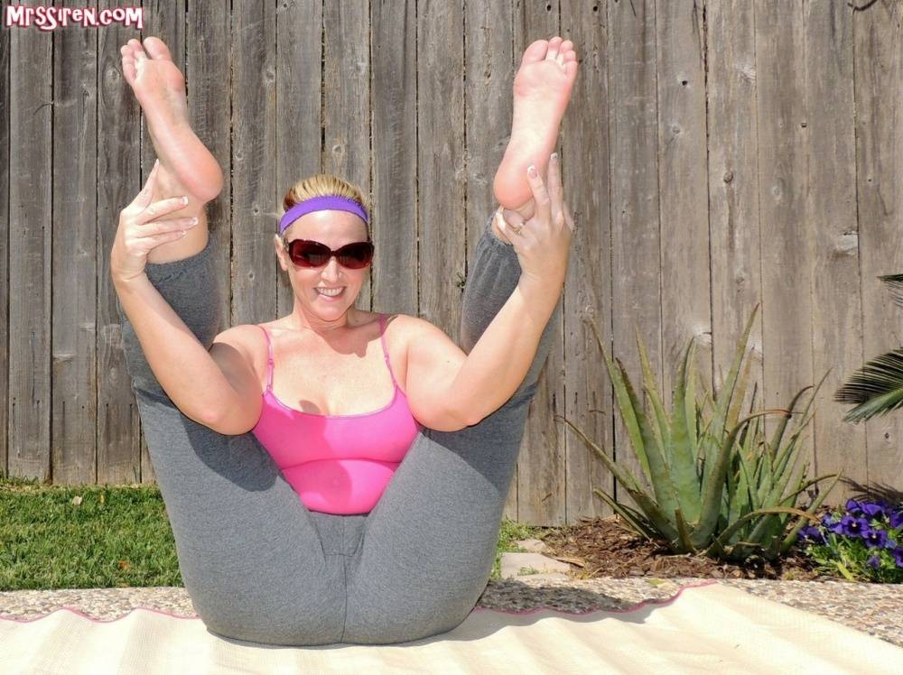 Amateur chick Dee Siren slips yoga pants over her huge ass in the backyard - #4