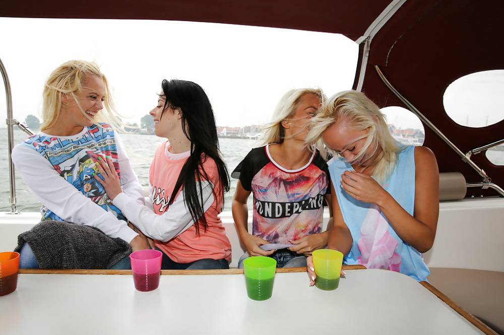 Lesbian orgy with marvelous teen Vanda L and her girlfriends outdoor - #7