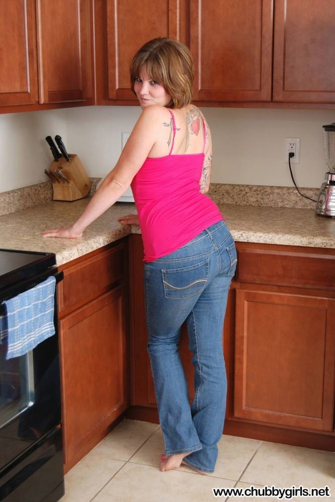 Plump solo girl removes her jeans on hr way to posing nude on kitchen floor - #12