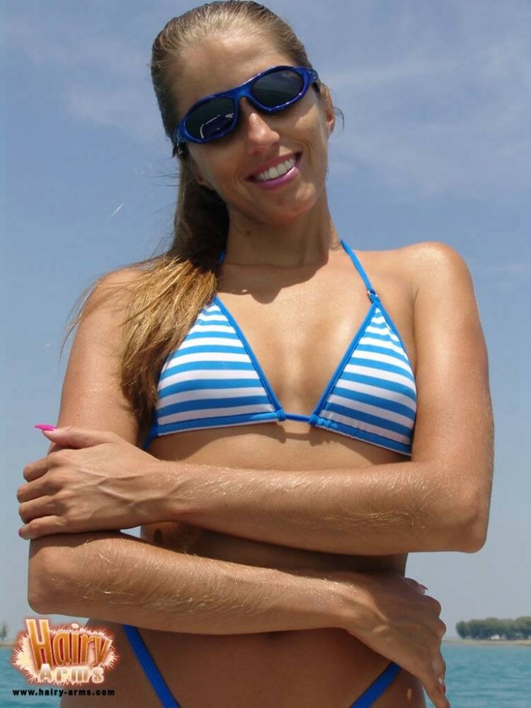 Bikini clad Lori Anderson in glasses flaunting her perfect body on the beach - #13