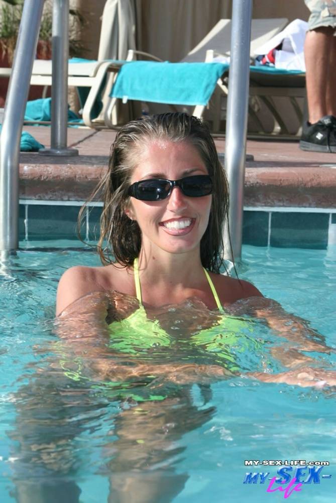 Amateur model Lori Anderson lest and nip slip from her bikini in the pool - #7