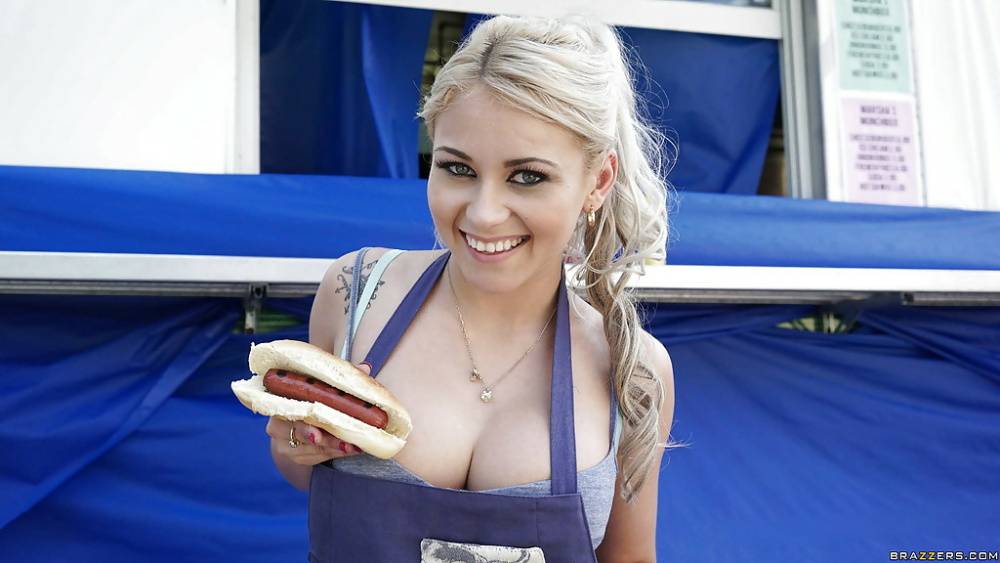 Buxom blonde teen Marsha May serves up hot dogs and hooters outdoors - #7