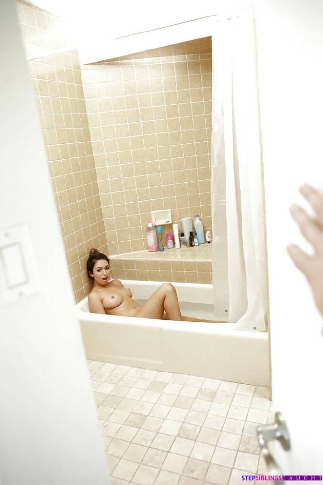 Brunette amateur Riley Reid taking non nude selfies before bath - #13
