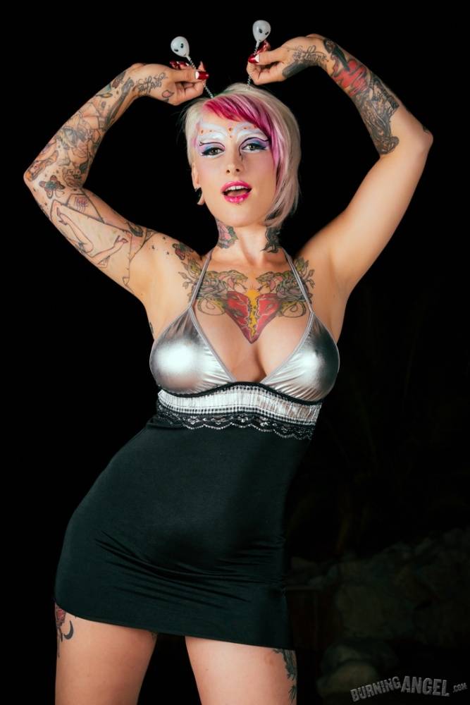 Tattooed chick with dyed hair Jessie Lee works free of bikini top and skirt - #3