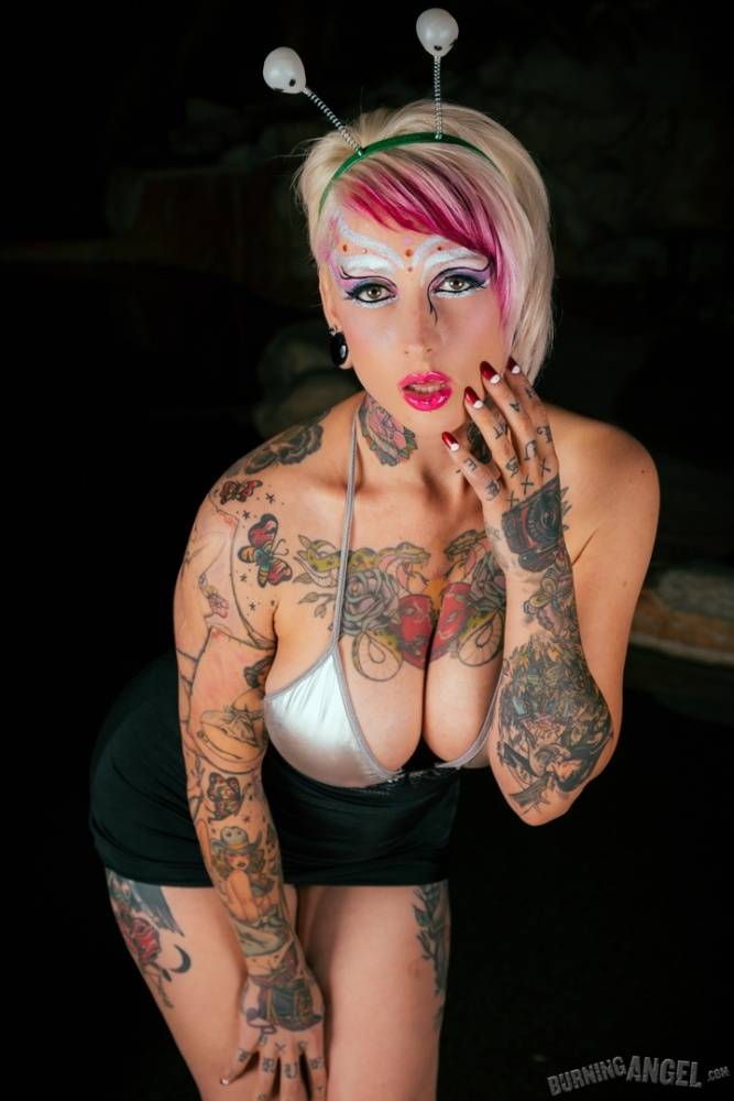 Tattooed chick with dyed hair Jessie Lee works free of bikini top and skirt - #5