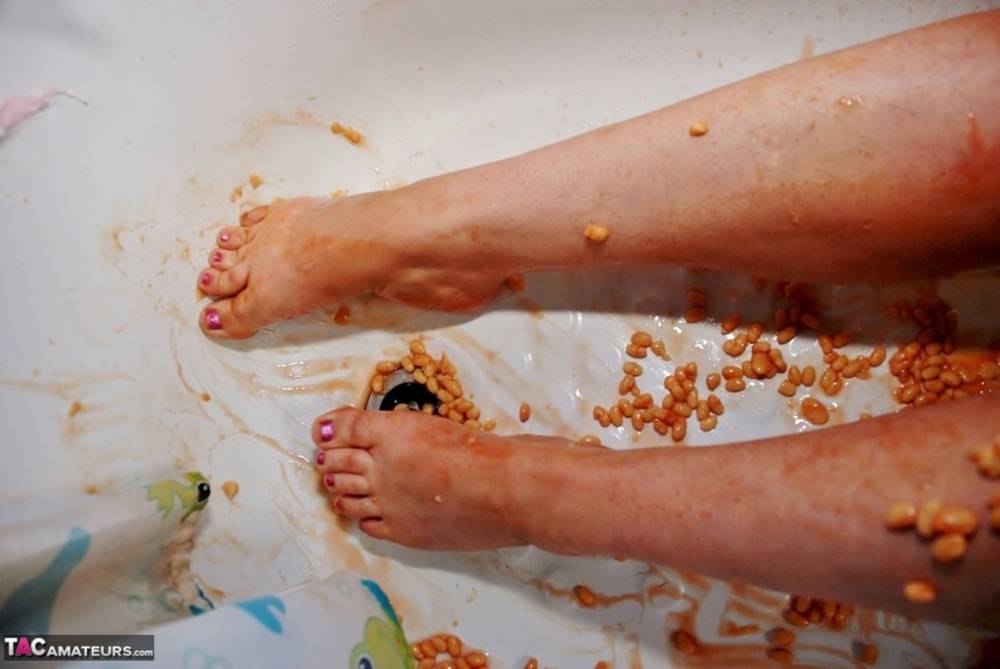 British amateur Juicey Janey covers herself in food products in a bathtub - #9