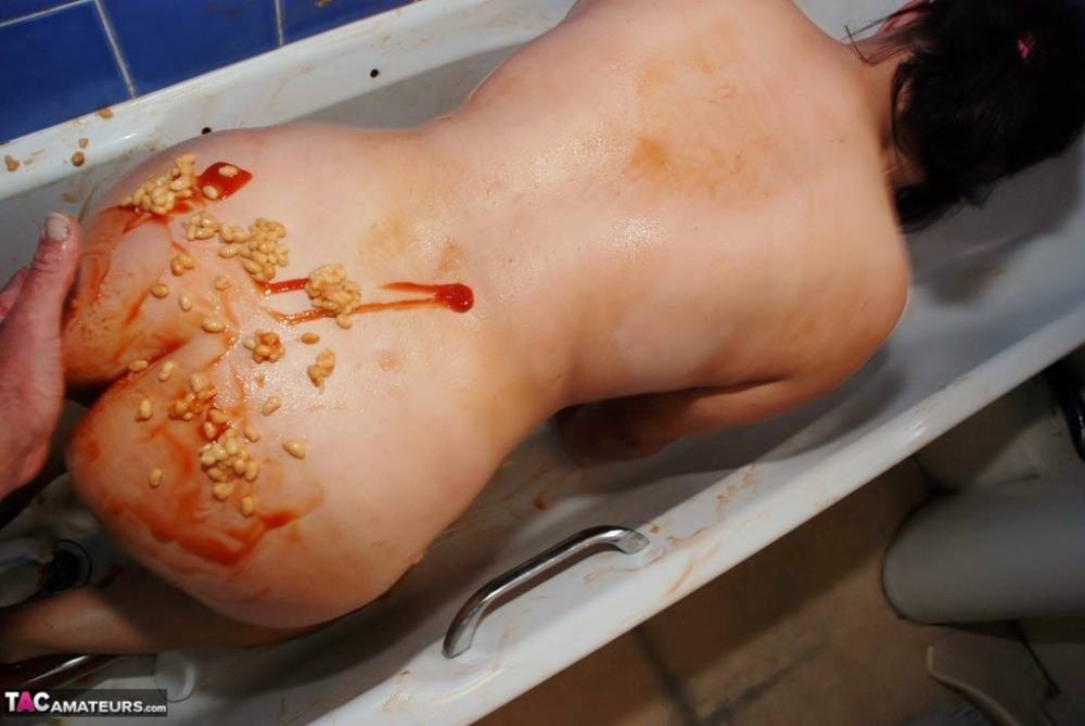 British amateur Juicey Janey covers herself in food products in a bathtub - #14