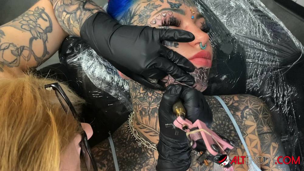 Tattoo enthusiast Amber Luke gets a new face tat from a female artist - #3