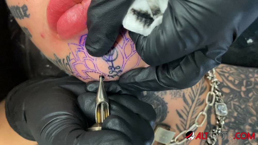 Tattoo enthusiast Amber Luke gets a new face tat from a female artist - #2