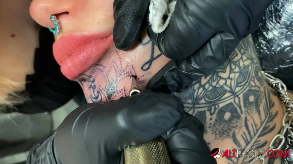 Tattoo enthusiast Amber Luke gets a new face tat from a female artist - #1