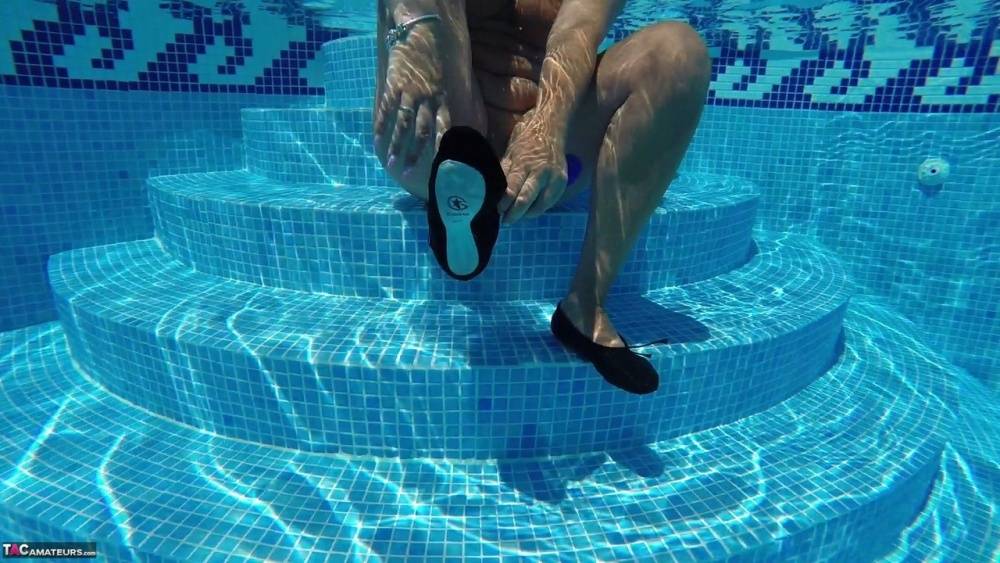 Older blonde Sweet Susi masturbates while mostly underwater in a pool - #12