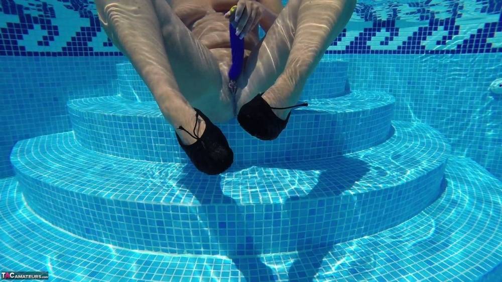 Older blonde Sweet Susi masturbates while mostly underwater in a pool - #2