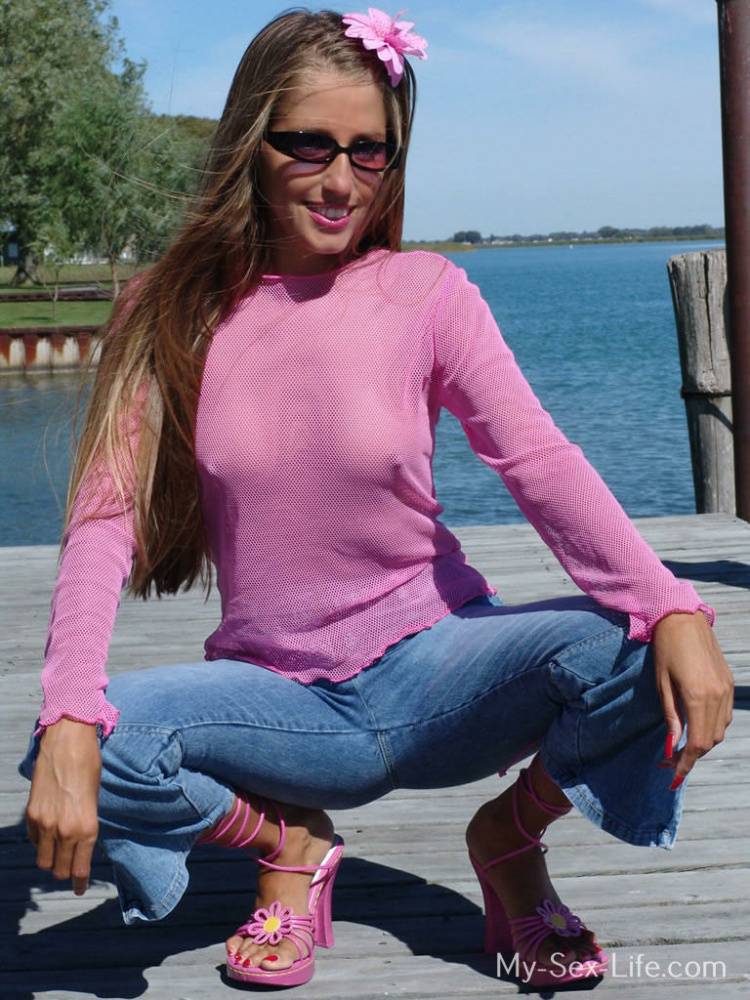 Amateur model Lori Anderson showcases her bald pussy on a public dock - #10