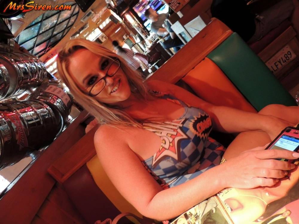 Fat amateur Dee Siren goes naked in public during a wild trip to Las Vegas - #13
