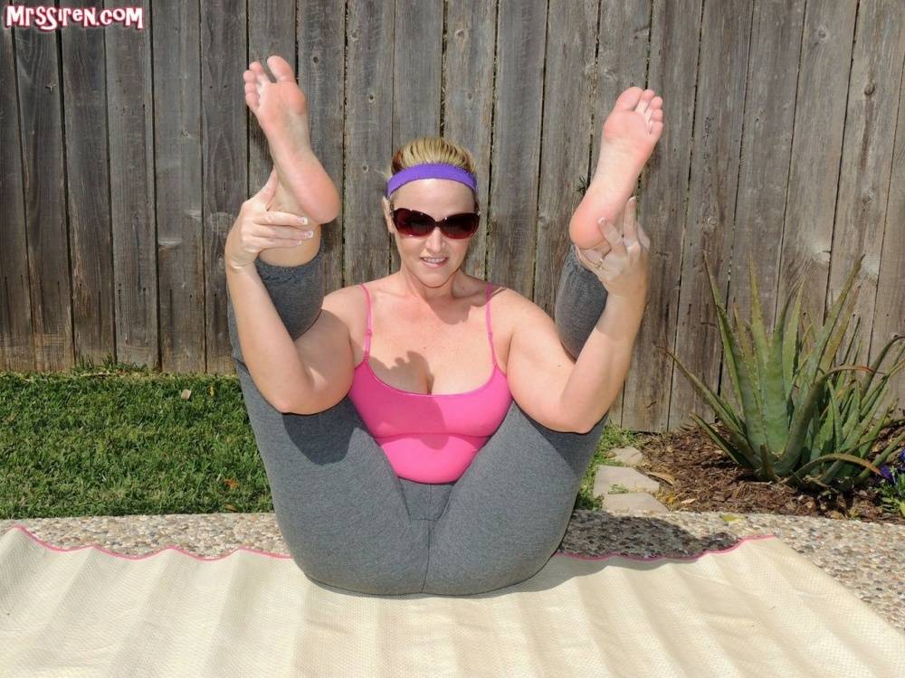 Amateur chick Dee Siren exposes her big butt while doing yoga outdoors - #16