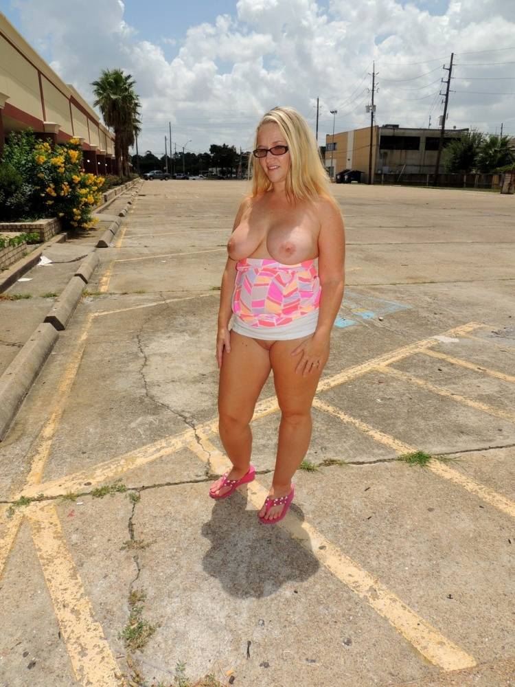 Fat blonde Dee Siren sucks a cock and masturbates in public locations - #12