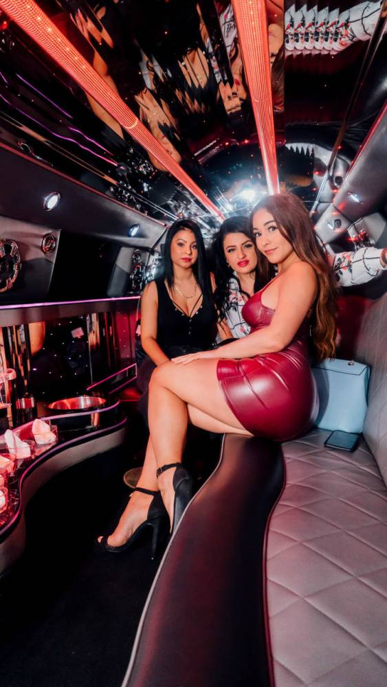 Sexy teen Ginebra Bellucci has interracial sex at a booth inside a club - #6