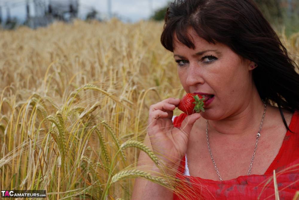 Older British amateur Juicey Janey shows her tits and twat in a field of wheat - #9