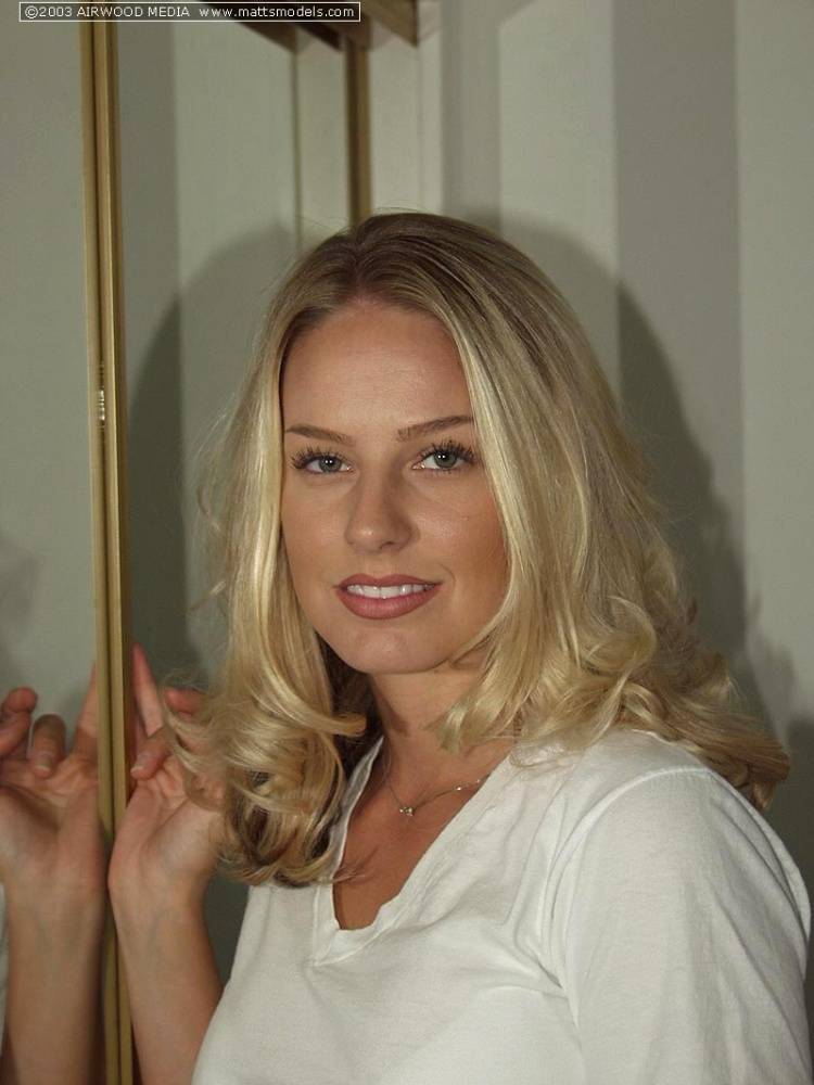 Blonde amateur Jordan West strips naked in front of bedroom mirror - #3
